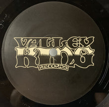 Feral Ohms : Living Junkyard (7", Ltd, Num)